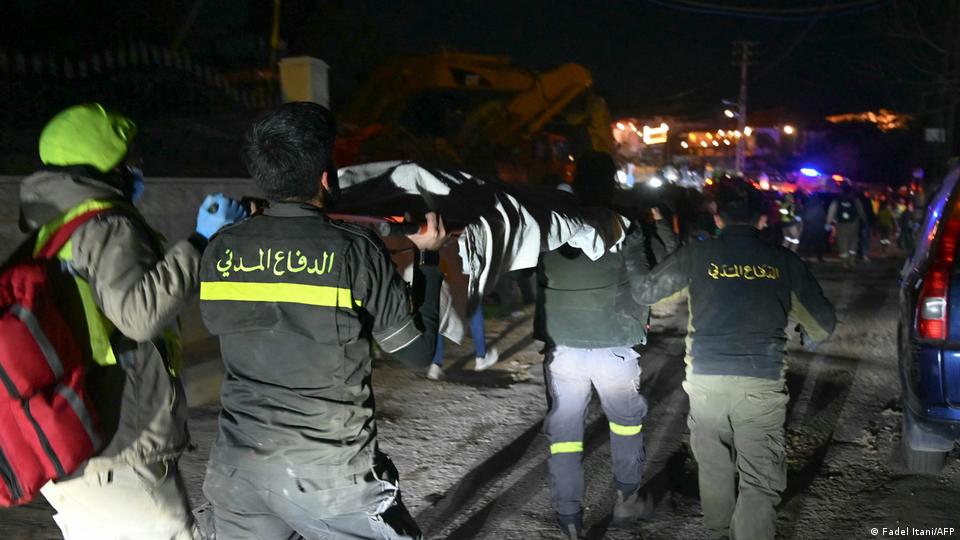 4 مارچ کو بیروت کے جنوب میں ارامون قصبے میں ایک عمارت کو نشانہ بنانے والے اسرائیلی فضائی حملے کے مقام پر امدادی کارکن ایک اسٹریچر لے کر جا رہے ہیں