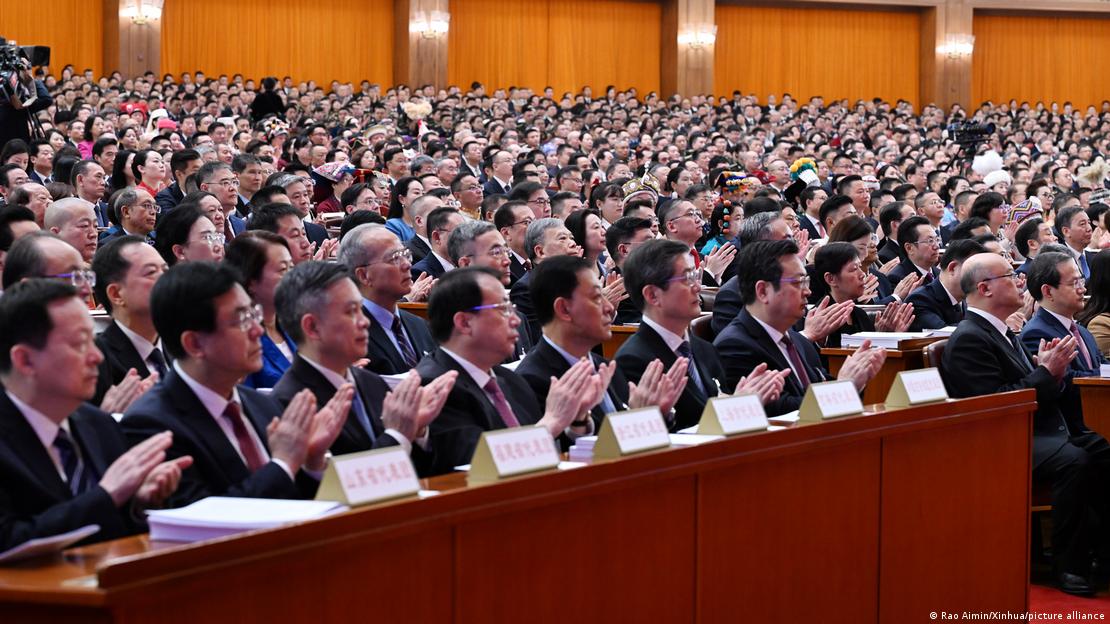 Çin Ulusal Halk Kongresi'nin açılış oturumunda delegeler