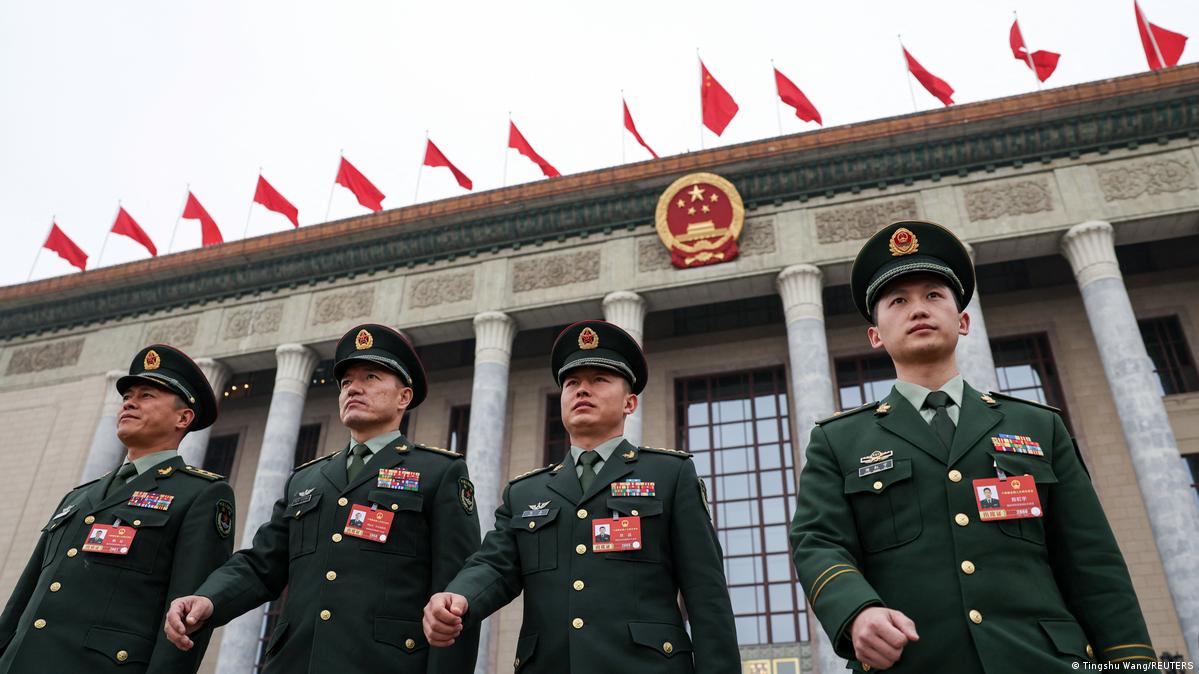 China Peking 2026 | Soldaten bei Eröffnung des Nationalen Volkskongresses 在中国,法律草案一般要经过人大常委会审议三次,接著才送交表决,过程可能历时数月。