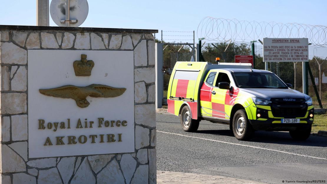 Kıbrıs'ın güneyinde Akrotiri'deki İngiliz hava üssü girişinde Kraliyet Hava Kuvvetleri tabelası görülüyor.