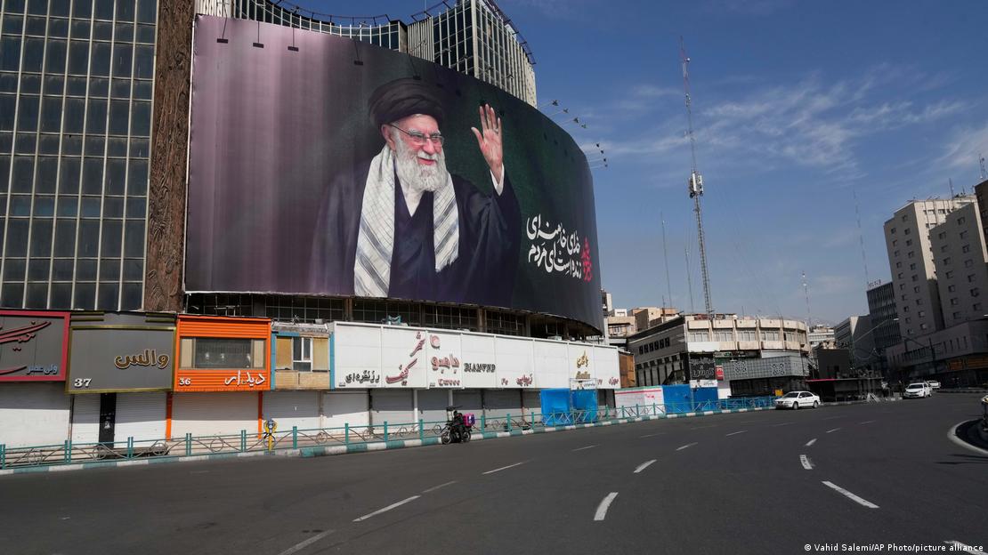 Poster i udhëheqësit fetar të vrarë, Ajatollah Ali Khamenei, mbi një shesh të zbrazët - 05.03.2026