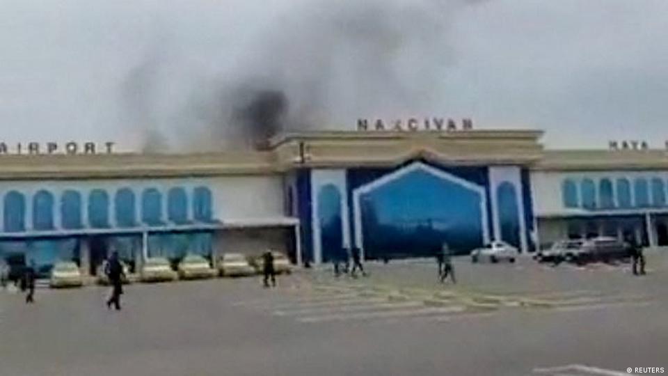 Nahçıvan'da havalimanına düşen İHA sonrası binadan yükselen dumanlar görülüyor