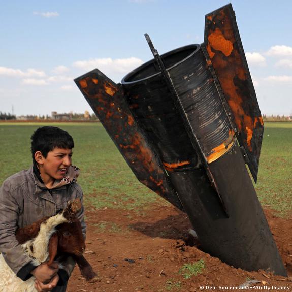 Refugiados retornam à Síria em meio à destruição urbana.