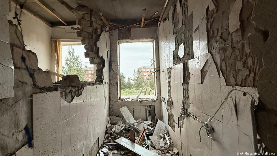 Daños causados por un dron en una escuela de Azerbaiyán.