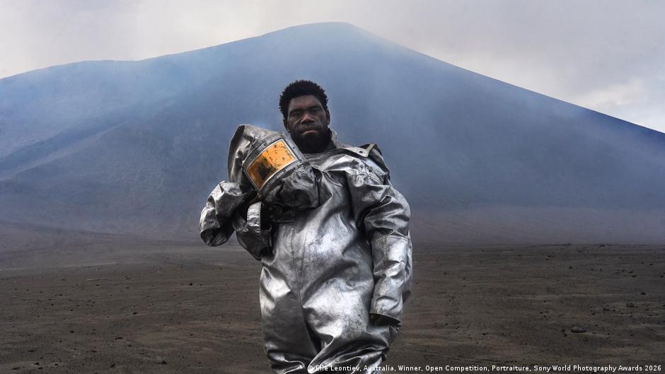 La historia del "vulcanólogo descalzo" de Vanuatu que ganó un concurso de fotografía
