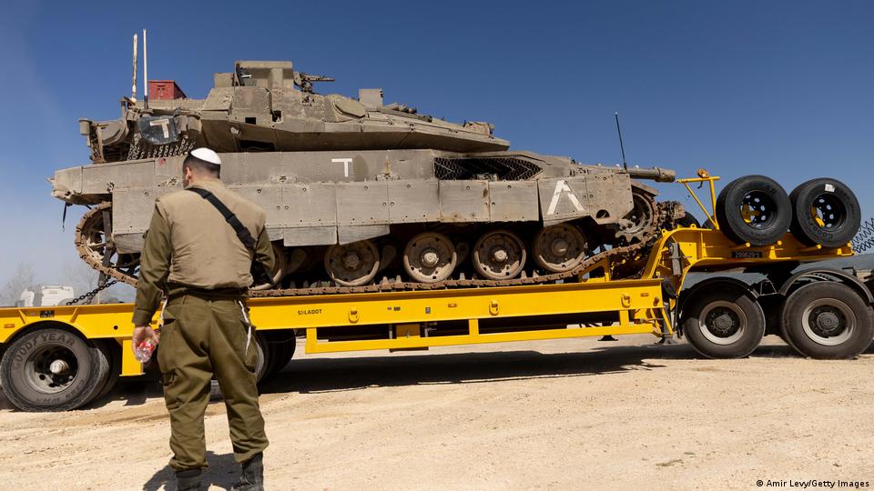 Lübnan sınırında bir İsrail zırhlısı ve önünde bekleyen güvenlik görevlisi