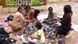 Eco Africa | Des femmes assises par terre avec des chutes de tissus