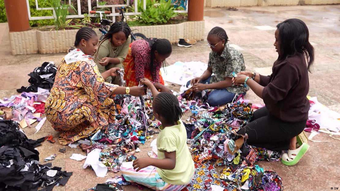 Eco Africa | Des femmes assises par terre avec des chutes de tissus Eco Africa | Des femmes assises par terre avec des chutes de tissus