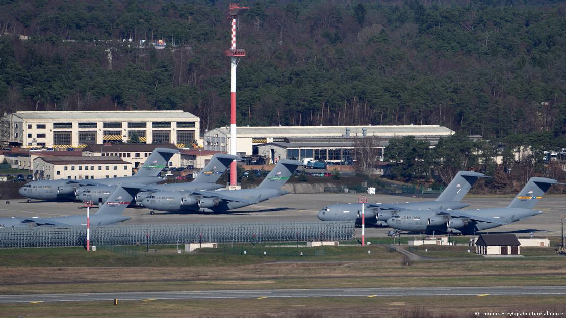 ABD'nin Almanya'daki Ramstein üssünde konuşlu savaş uçakları.