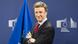 El portavoz de Comercio posa con la bandera europea detrás y el logo de la Comisión Europea.