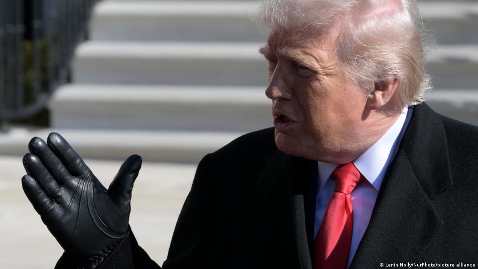 ABD Başkanı Donald Trump, eldivenli sağ eli havada açıklama yapıyor