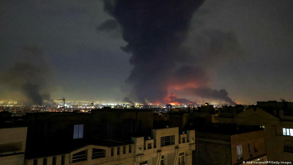 Incendio en aeropuerto de Teherán tras fuerte ataque israelí