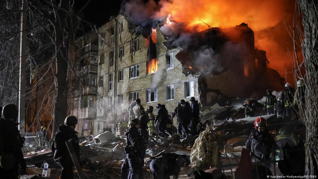 Ukrayna'da Rus bombardımanında yıkılmış bir bina alevler içinde görülüyor