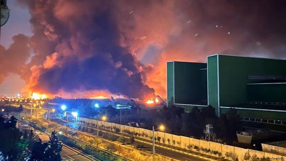 Gece karanlığında, hava saldırısı sonrası Uluslararası Mehrabad Havalimanı'ndan (Tahran) yükselen dumanlar