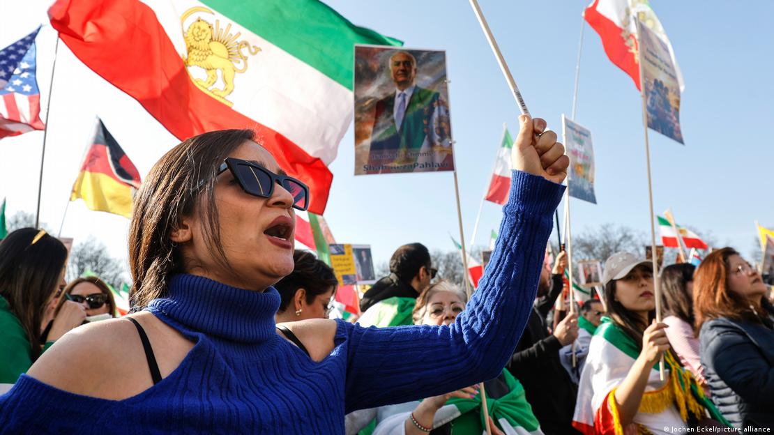 Imigrantes iranianos protestam nas ruas de Berlim