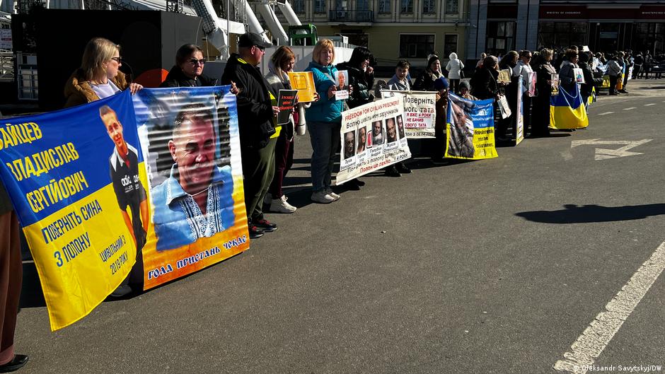 У Києві родичі заручників Росії вийшли на акцію