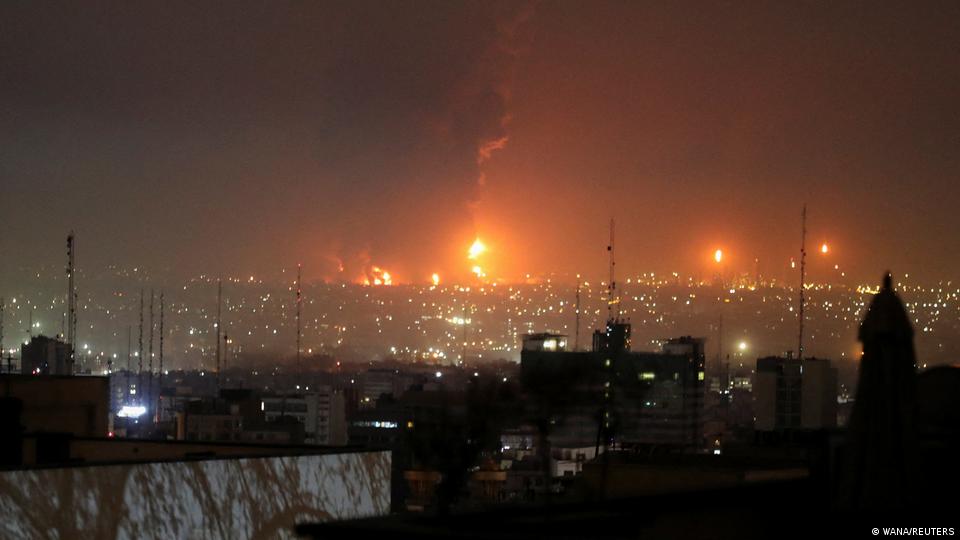 Tahran'da ABD-İsrail saldırısı sonucu bir petrol tesisinden yükselen alevler