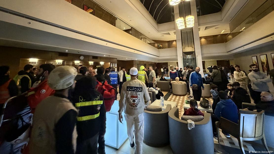 Libanon Beirut 2026 | Ersthelfer und Gäste in der Lobby des angegriffenen Luxushotels "Ramada Plaza" Libanon Beirut 2026 | Ersthelfer und Gäste in der Lobby des angegriffenen Luxushotels "Ramada Plaza"