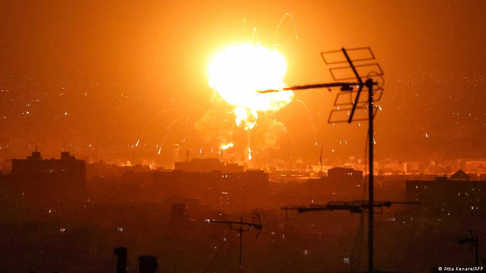 Tahran'da vurulan bir noktadan yükselen alev topu