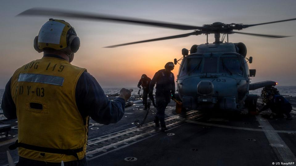 Amerikan donanmasına ait bir helikopter