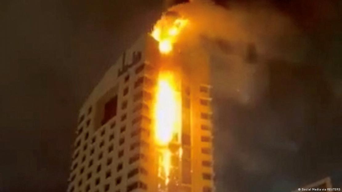 Kuwait Kuwait-Stadt 2026 | Ein gewaltiges Feuer in den oberen Stockwerken eines Hochhauses Kuwait Kuwait-Stadt 2026 | Ein gewaltiges Feuer in den oberen Stockwerken eines Hochhauses