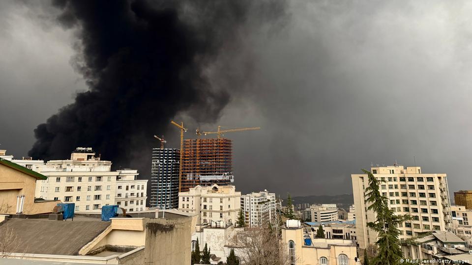 Tahran'dan yükselen siyah dumanlar