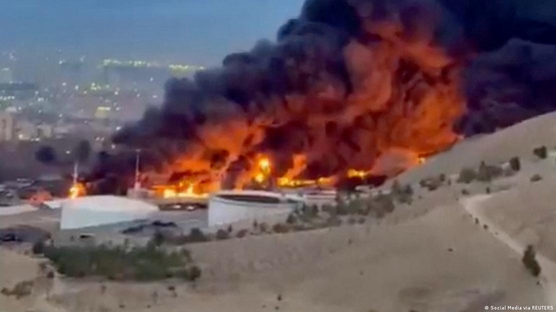 Iran Teheran 2026 | Flammen und Rauch über dem Öldepot Shahran nach einem Angriff Iran Teheran 2026 | Flammen und Rauch über dem Öldepot Shahran nach einem Angriff