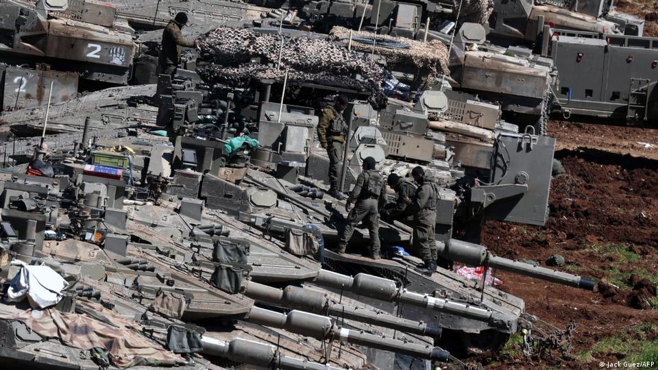 Lübnan sınırında bekleyen İsrail tankları