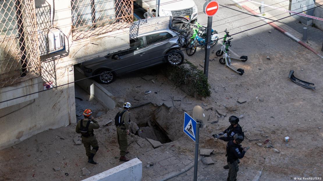 Tel Aviv'de İran saldırısı sonucu yerde oluşan çukur