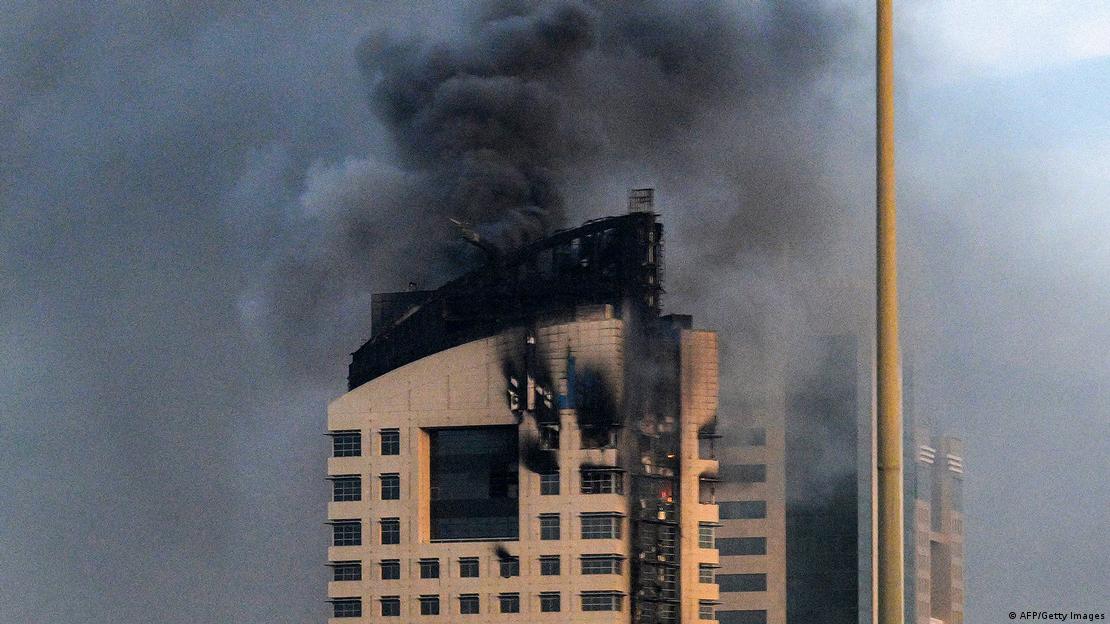 کویت سٹی میں ایرانی ڈرون حملے کے بعد ایک بلند و بالا عمارت سے دھواں اٹھتا ہوا دکھائی دے رہا ہے کویت سٹی میں ایرانی ڈرون حملے کے بعد ایک بلند و بالا عمارت سے دھواں اٹھتا ہوا دکھائی دے رہا ہے