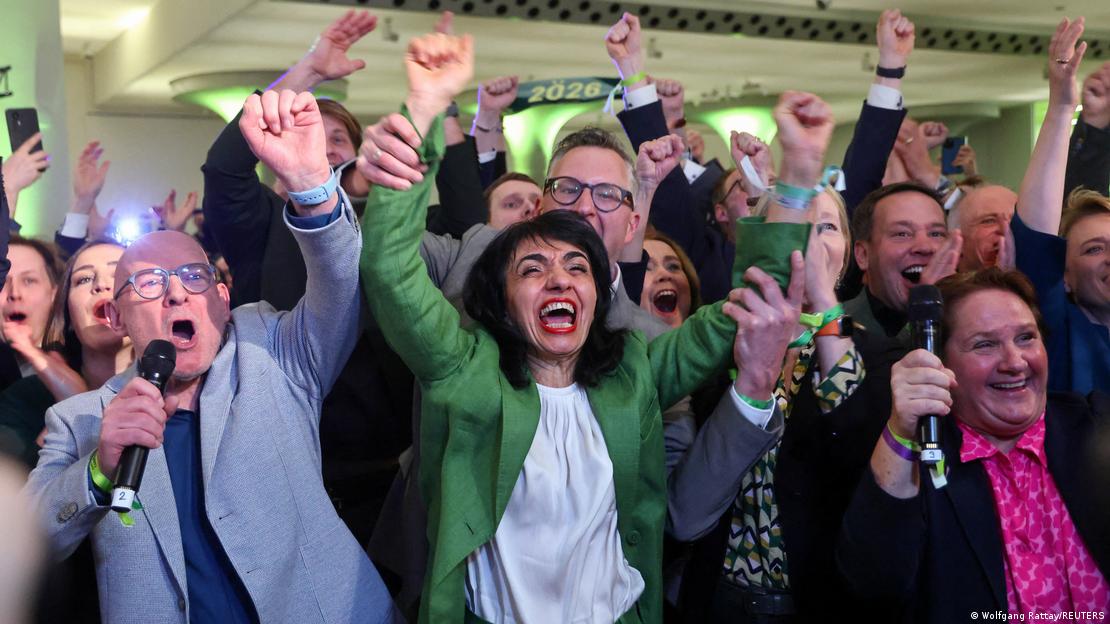 İlk sonuçların açıklanması Yeşiller'ni Stuttgart'taki merkezinde sevinçle karşılandı. Eyalet Parlamentosu Başkanı Muhterem Aras  (önde ortada)  parti merkezindeydi.  