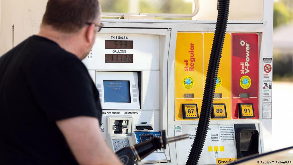 Precio del petróleo sube con fuerza y supera los 100 dólares