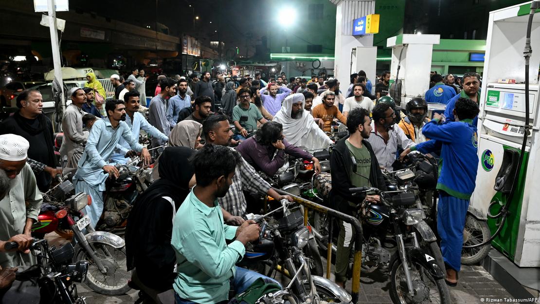 پاکستان کے شہر کراچی میں ایک پٹرول پمپ پر پٹرول خریدنے کے خواہشن مند موٹر سائیکل سواروں کا ہجوم پاکستان کے شہر کراچی میں ایک پٹرول پمپ پر پٹرول خریدنے کے خواہشن مند موٹر سائیکل سواروں کا ہجوم