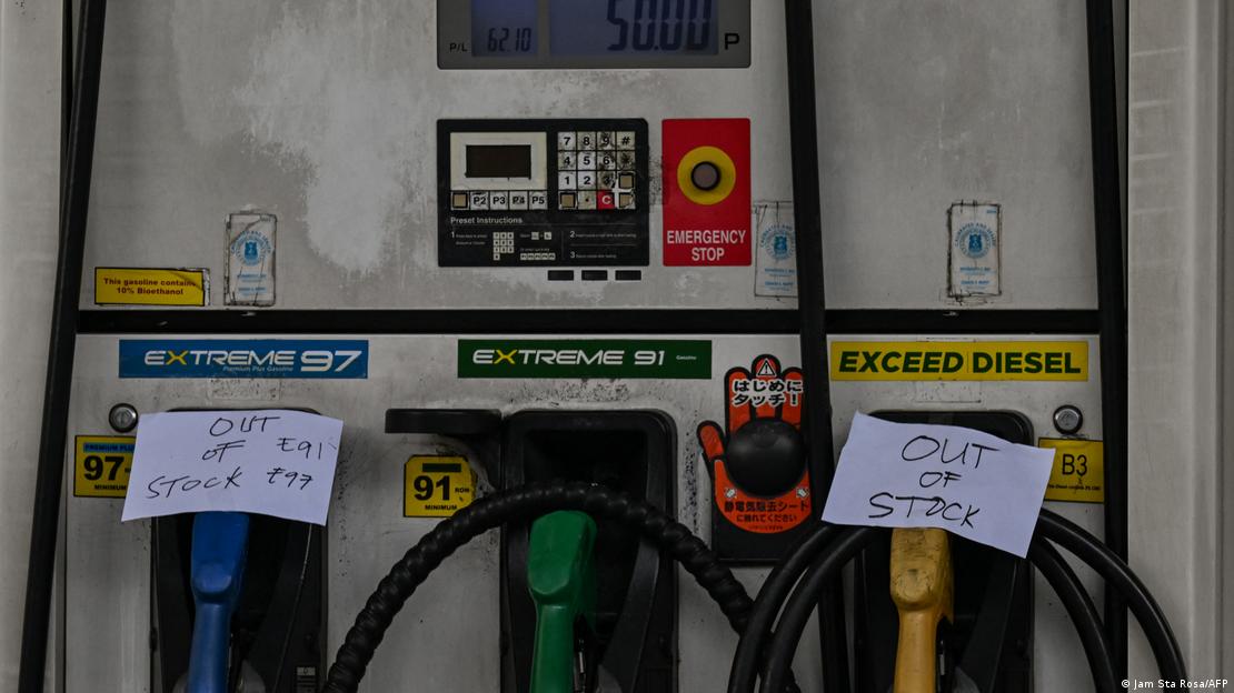 Petrol krizi: Filipinler'deki bir benzin istasyonunda, üzerinde "Tükendi" yazan kağıtlar