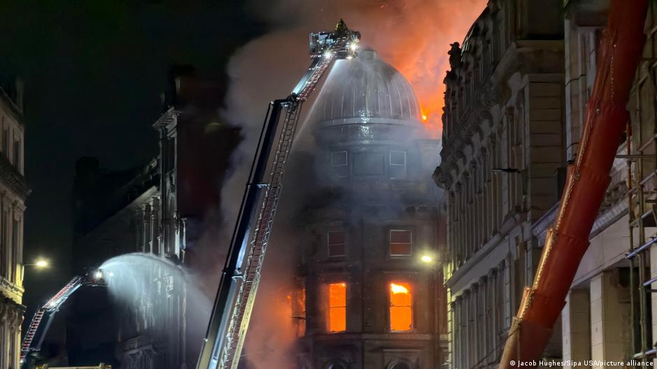 Huge blaze near Glasgow central station causes travel chaos