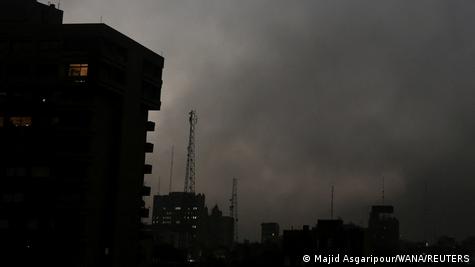دود در آسمان تهران پس از حمله اسرائیل به مخازن نفتی نزدیک پالایشگاه این شهر