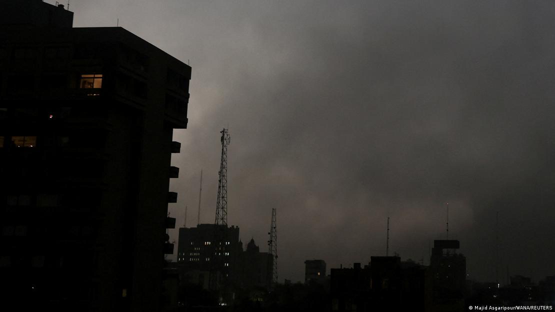 Густ темен чад на објекти во нафтена рафинерија во Иран