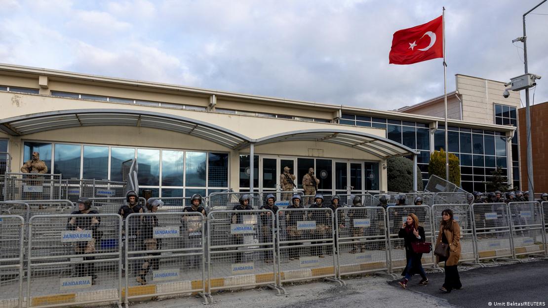 Silivri'deki duruşma salonlarının girişi görülüyor Silivri'deki duruşma salonlarının girişi görülüyor