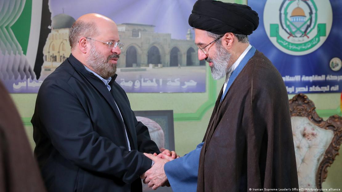 Mücteba Hamaney, öldürülen Hamas lideri Sinvar'ı anmak üzere 24 Ekim 202'’te Tahran'daki Hamas bürosunda Hamas temsilcisi Halid Kudumi ile bir araya gelmişti. 