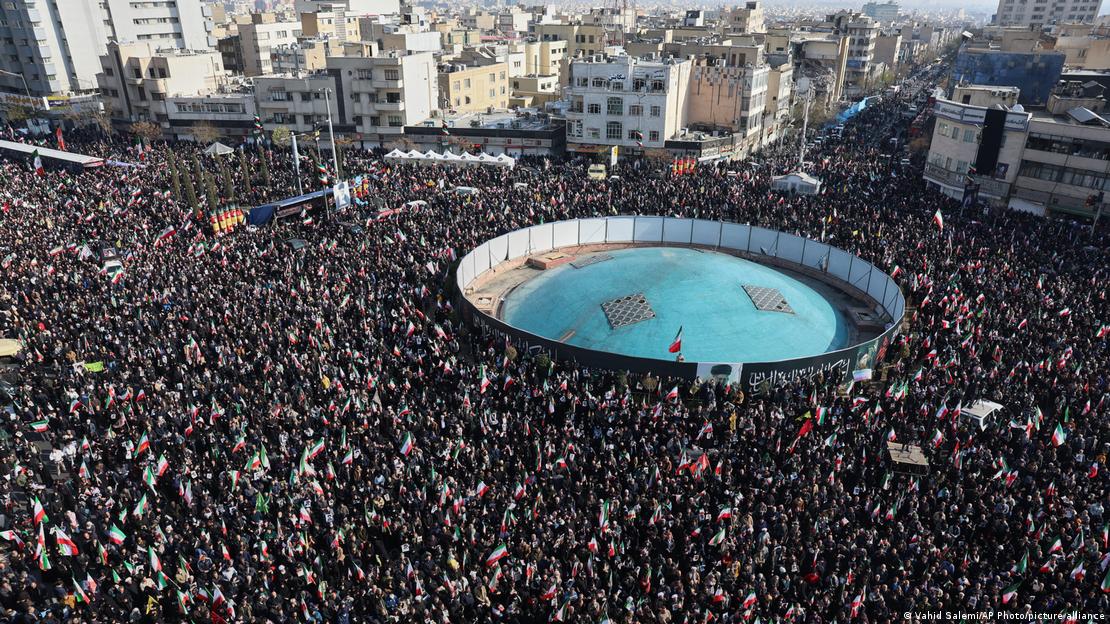 Tahran'da Ayetullah Ali Hamaney'in yerine geçen oğlu Mücteba Hamaney'e destek için toplanan kalabalık. 