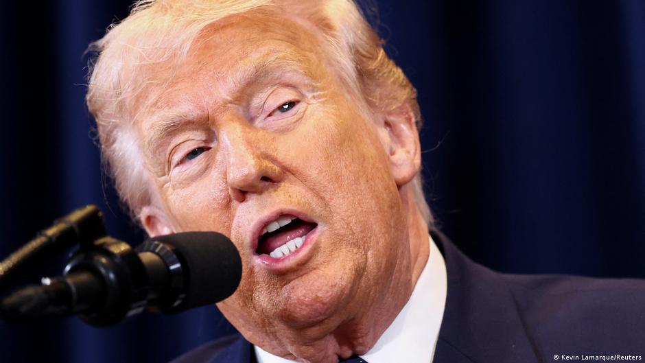 Трамп заявив про зняття деяких санкцій на нафту для стабілізації ринку