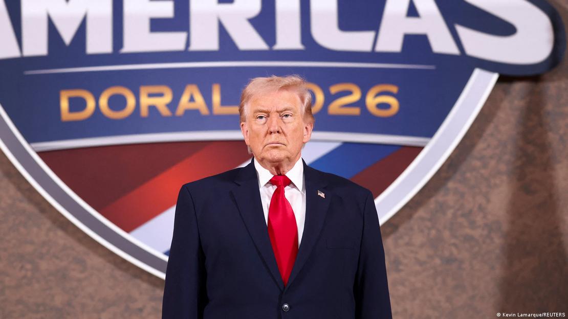 Presidenti Donald Trump në Konferencën e Çështjeve të Anëtarëve Republikanë në Florida - Pas Trumpit qe sheh perpara me kravate te kuqe tabela Doral 2026