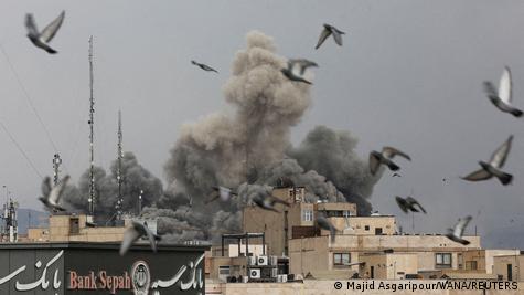 مجموعة مختارة من الصور التي توثق أحداث حرب إيران 2026، تعرض التطورات الميدانية وتأثير الصراع على المدنيين والبنية التحتية، لتقديم رؤية بصرية واضحة عن الحرب.