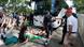 Manifestantes perto do ônibus que transportava jogadoras