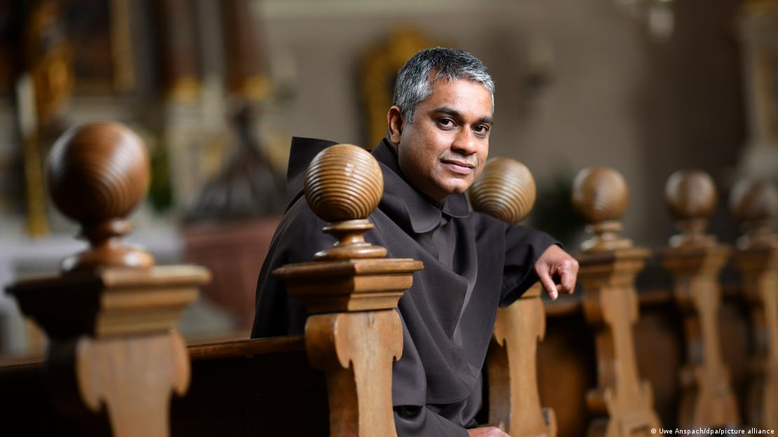 نئے بشپ اپنی رہائش تبدیل نہیں کریں گے۔ وہ بدستور مائنز کی کارملائیٹ خانقاہ میں ہی رہیں گے جہاں وہ کئی برسوں سے مقیم ہیں نئے بشپ اپنی رہائش تبدیل نہیں کریں گے۔ وہ بدستور مائنز کی کارملائیٹ خانقاہ میں ہی رہیں گے جہاں وہ کئی برسوں سے مقیم ہیں