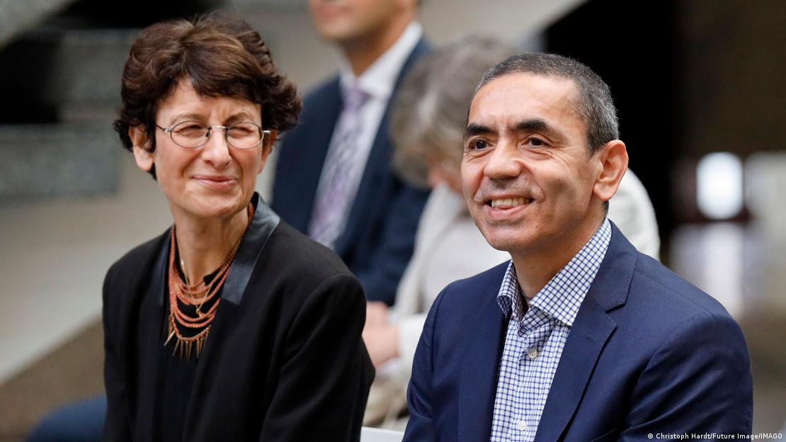 Özlem Türeci (solda) ve Uğur Şahin