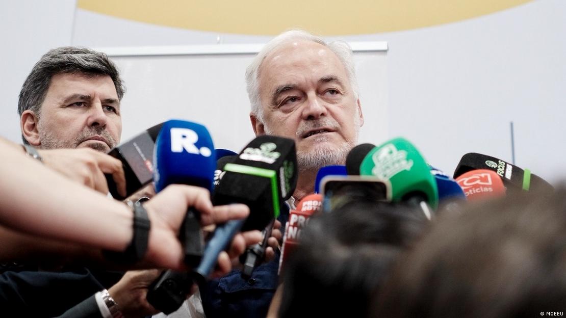 Ante micrófonos de varios medios, hablan Esteban González Pons y Nicolás González Cáceres, jefes de la Misión de Observación Electoral de la Unión Europea en Colombia, Bogotá, el 08.03.2026.