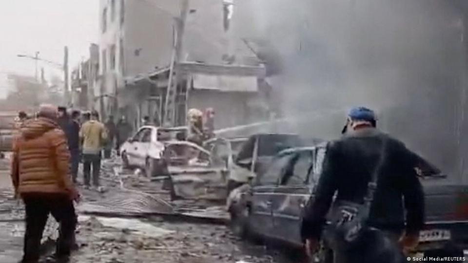 Iraníes en torno a vehículos dañados en Teherán, en medio del conflicto entre Estados Unidos e Israel con Irán, en una captura de pantalla de un video de redes sociales publicado el 11 de marzo de 2026.