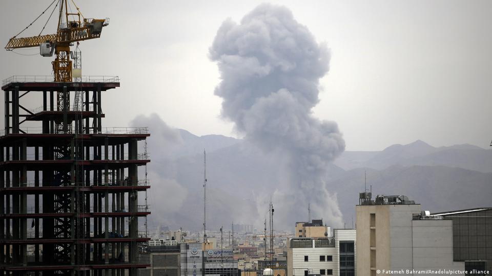 Irán, Teherán, 2026 | Humo sobre edificios residenciales tras el ataque israelí a Teherán