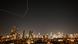 Imagen del cielo nocturno de Tel Aviv, mientras el sistema de defensa antimisiles israelí intenta interceptar misiles iraníes.
